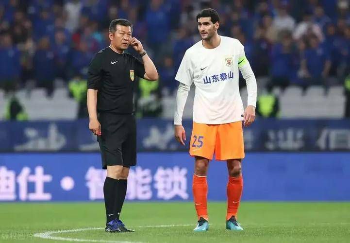 吴迪（小沈阳 饰）以修鞋为生，最年夜乐趣就是看武侠漫画《飞剑》某日，他碰到了修鞋女子月露（林熙蕾 饰），后者是皇上（陈志朋 饰）的表妹，因不肯做皇后，溜之大吉。皇上调派年夜内高手杨过（曾志伟 饰）追杀。吴迪盲打误撞杀了淫贼田扒光，救了月露。为了把鞋还给月露，吴迪前去泰山。途中，吴迪遭受河盗独孤鸿（赵本山 饰）及其门生（程野 饰），活着外高人的黑暗帮忙下，他击退了独孤鸿。白叟临别时输给他深挚内力，赠给他一本《九阴真经》，因为他只看图，顺手丢在一边。田扒光的神农教同门姐妹粉凤凰和红凤凰找他算账，成果他毫发无损，对方损兵折将。回避追杀时，他失落进了万丈深渊，却碰到了世外高人的仇敌（吴宗宪 饰），好在有惊无险。不外，终究吴迪仍是住进了神农教主（恬妞 饰）开的黑店，并碰到了心上人月露……